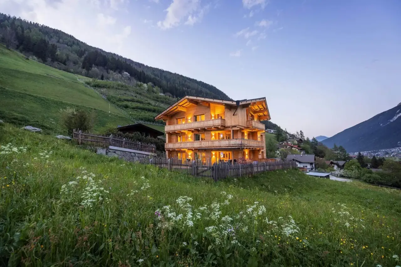 Ferienhaus im Stubaital vor Bergpanorama